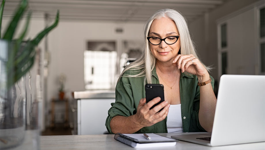  Kobieta rejestrująca się w Citibank Online